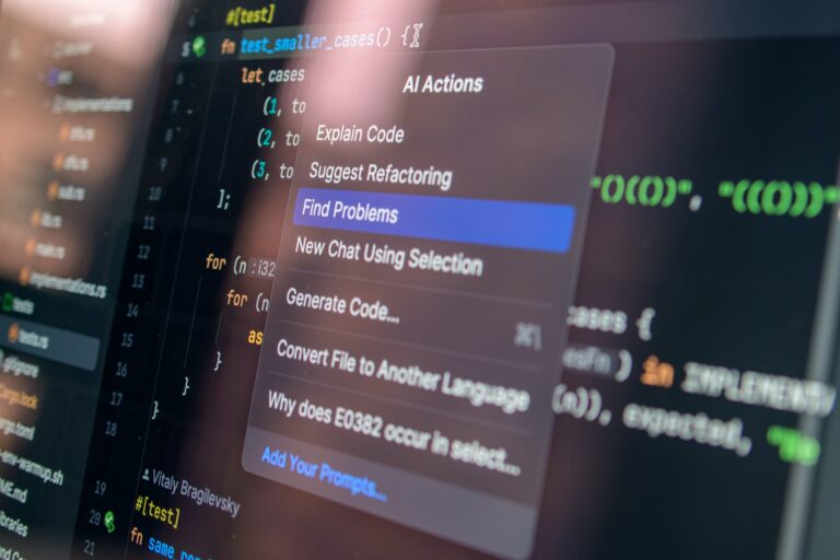 Computer met code voor technische SEO