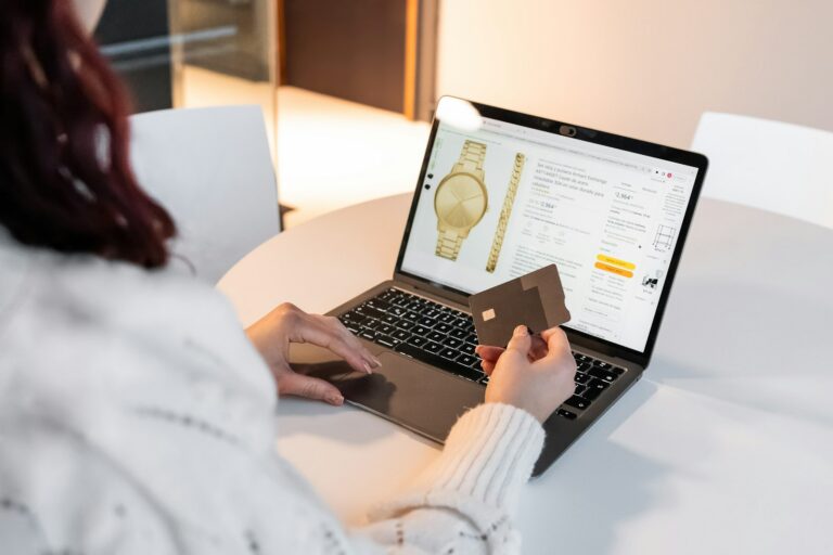 Webshop checkout met laptop en creditcard